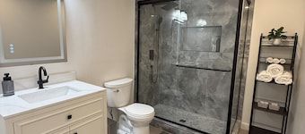 2 bed 2bath guest house with private entrance, near light rail & Seattle
