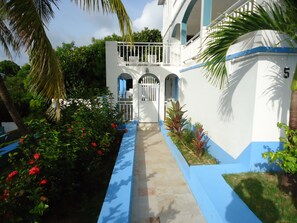Property grounds - Easy Corner Villas - 2 Bedroom Villas (Sandy Ground)