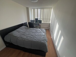 1 chambre, fer et planche à repasser, draps fournis