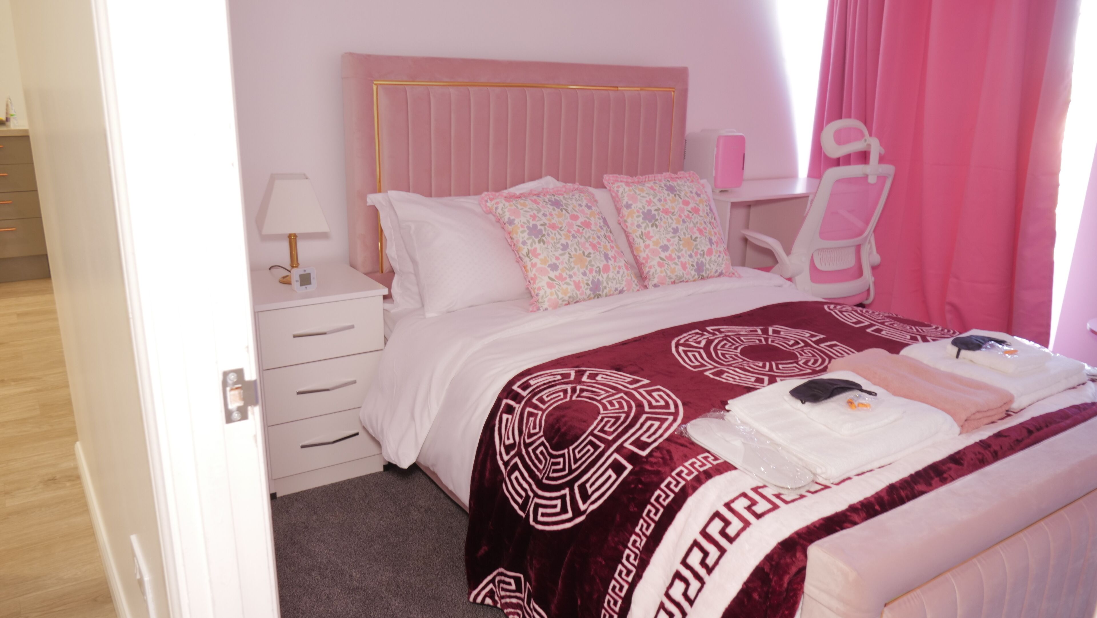 2 chambres, bureau, fer et planche à repasser, accès au Wi-Fi (inclus)