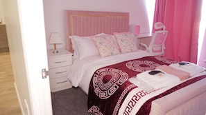 2 bedrooms, desk, iron/ironing board, free WiFi