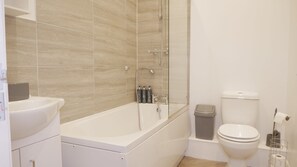 Haartrockner, Handtücher, Seife, Shampoo