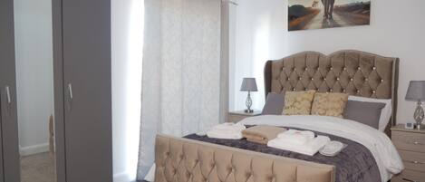 2 makuuhuonetta, työpöytä, silitysrauta/-lauta, ilmainen Wi-Fi