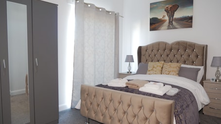2 bedrooms, desk, iron/ironing board, free WiFi. Milton Keynes Luxury Massage Apartment