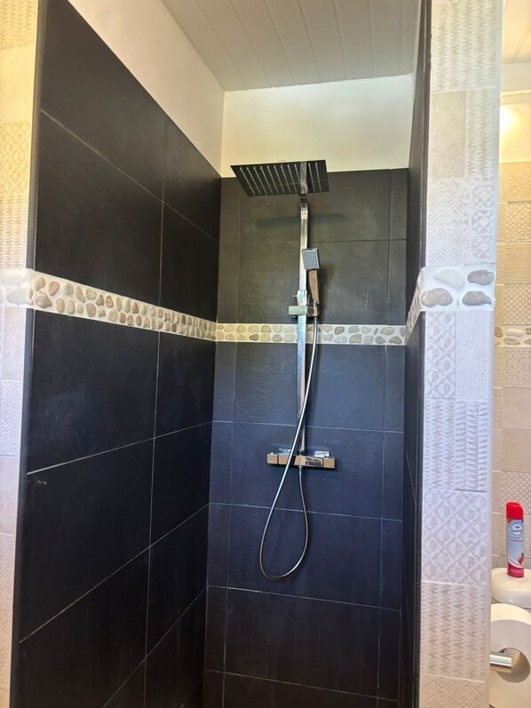 Bathroom - Hostel Toucan Tropikana (Remire Montjoly)