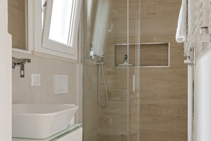Regadera, secadora de cabello, bidet, toallas 