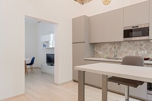 Kühlschrank, Mikrowelle, Ofen, Herdplatte