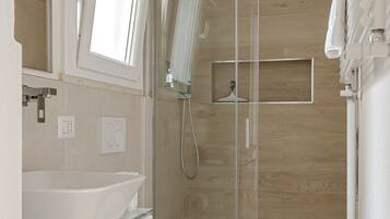 Dusche, Haartrockner, Bidet, Handtücher