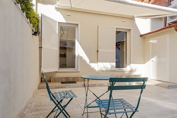 Outdoor dining - Homiday- House L -Wood beams and comfort by the sea (Livorno)