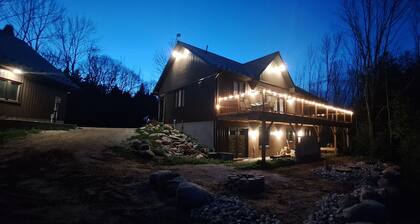 Georgian Bay Escape Cottage in Meaford. Cozy cottage with fireplace.