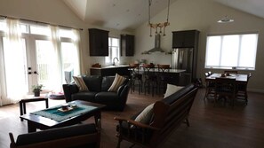 Fireplace, books, stereo - Georgian Bay Escape Cottage in Meaford. Cozy Sky cottage with fireplace. (Meaford)