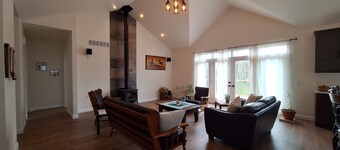 Georgian Bay Escape Cottage in Meaford. Cozy Sky cottage with fireplace.