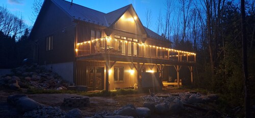 Georgian Bay Escape Cottage in Meaford. Cozy Sky cottage with fireplace.