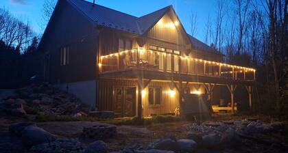 Georgian Bay Escape Cottage in Meaford. Cozy Sky cottage with fireplace.
