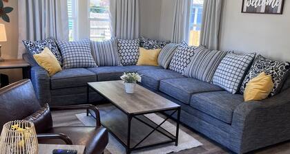 Linnys Cozy Cottages
"Blue Pearl" 3-bedroom house on the strip in GOTL, spire