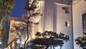 Un immeuble sur lequel on peut lire l’inscription « HÔTEL BROWN-DOT ».