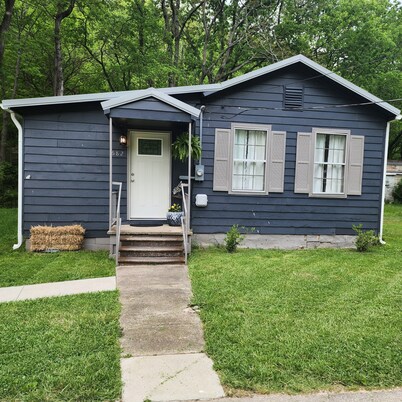 Rhythm & Blues! Quiet, private, downtown! -Golf Cart Available!