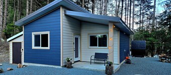 Charming cozy cabin tucked away in a peaceful corner of nature, perfect escape!