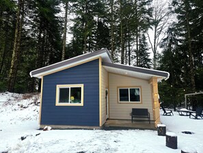 Exterior - Charming cozy cabin tucked away in a peaceful corner of nature, perfect escape! (Hope)