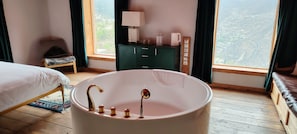 Habitación doble de lujo, patio, vista a la montaña | Baño | Secadora de cabello, toallas, shampoo 