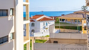 Un immeuble de grande hauteur doté de balcons donnant sur une zone côtière.