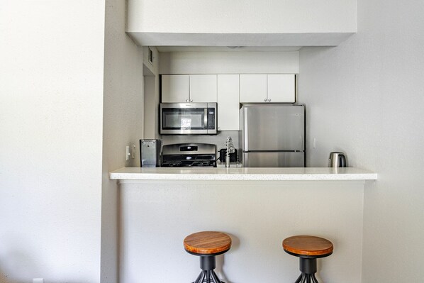 Fridge, microwave, oven, stovetop - Blueground | Cherrywood, pool & w/d, nr park (Austin)