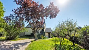 Ein Haus mit Kiesweg und Rasenfläche.