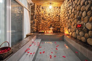 Exclusive Twin Room, Garden View | Bathroom | Free toiletries, hair dryer, bathrobes, slippers - nanjing youjianjiangnan Homestay (Nanjing)