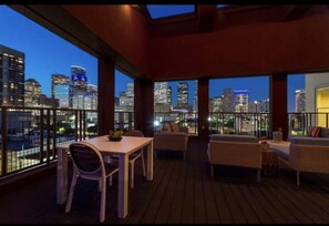 Outdoor dining - New Downtown! Luxury 1-bedroom condo with AC, WiFi in delightful Houston (Houston)