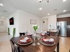 Dining - 3-bedroom house in beautiful Chandler with AC - WiFi - Pool. (Chandler)