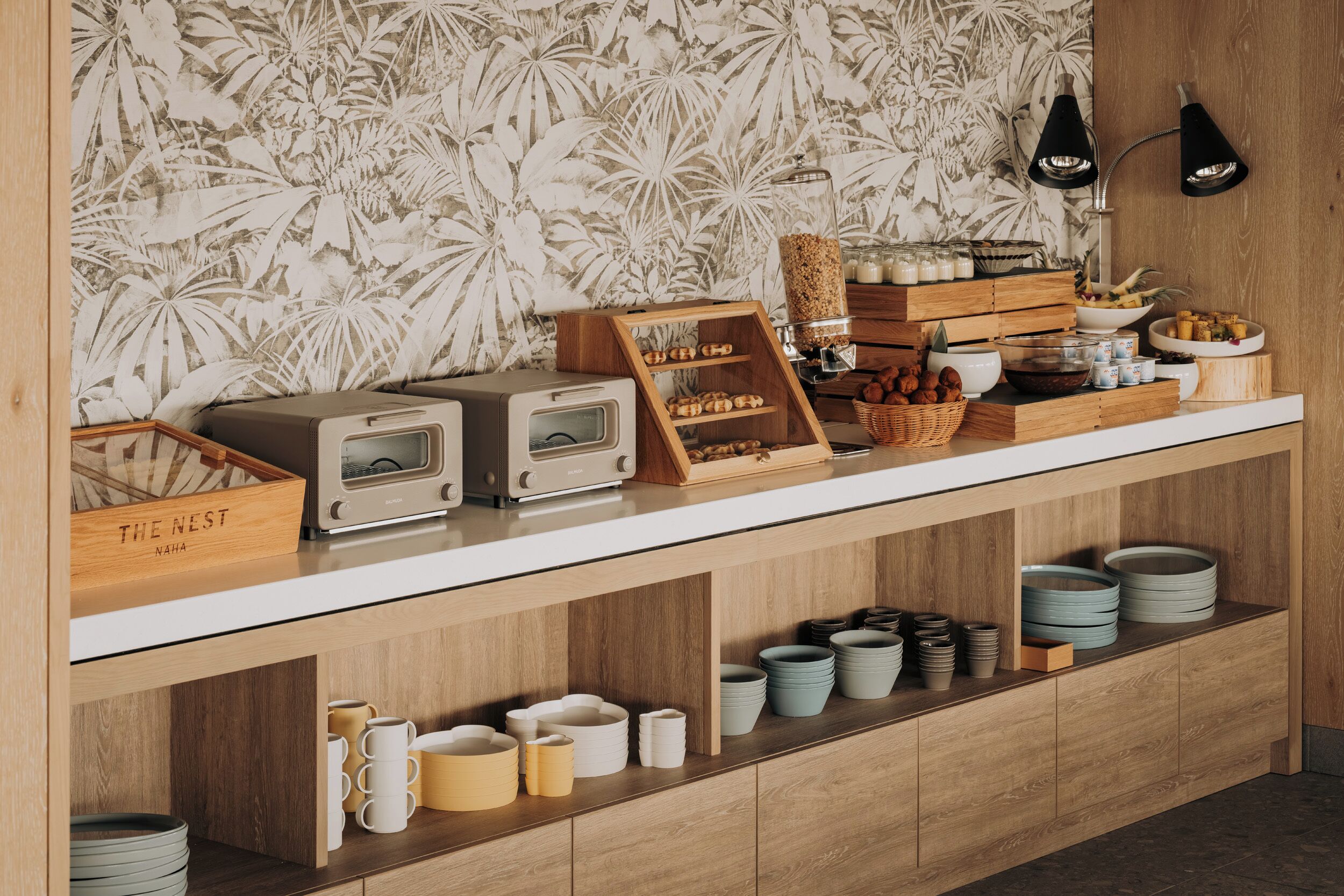 Un comptoir de cuisine avec divers aliments, une radio ancienne et une vitrine en bois.