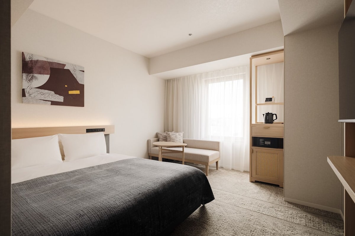 In-room safe, iron/ironing board, free WiFi, bed sheets