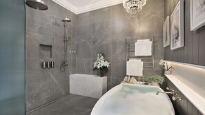 Shower, hair dryer, towels - Amoré Bowral – an oasis of luxury, style and relaxation (Bowral)