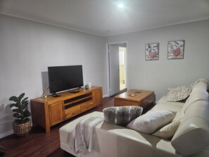 Smart TV, fireplace - Coopers Inn (Walpole)