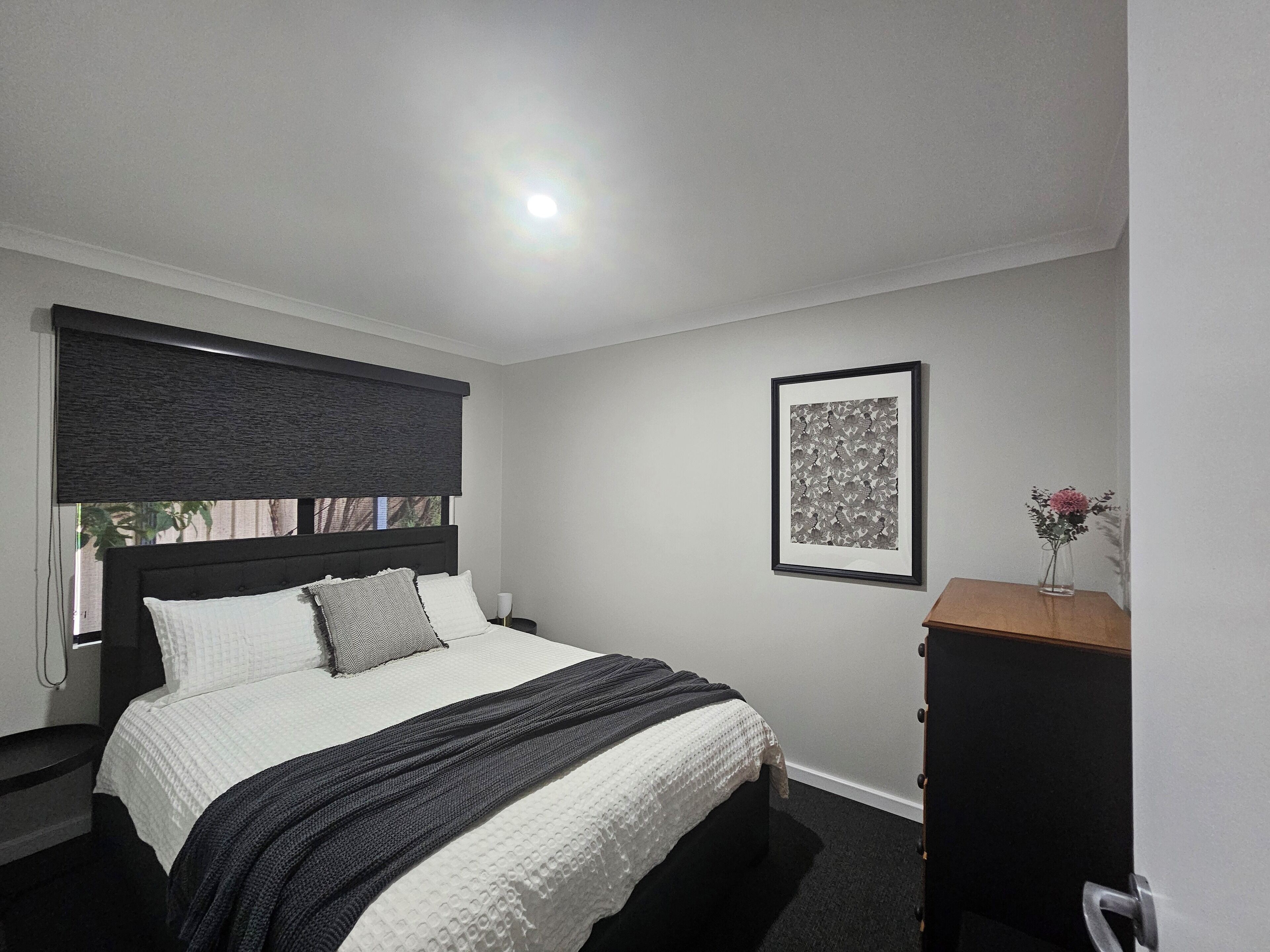 5 bedrooms, desk, bed sheets