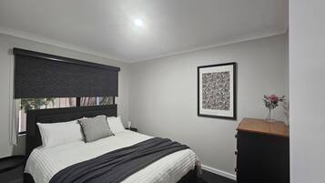 5 bedrooms, desk, bed sheets