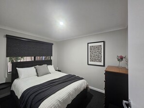 5 bedrooms, desk, bed sheets