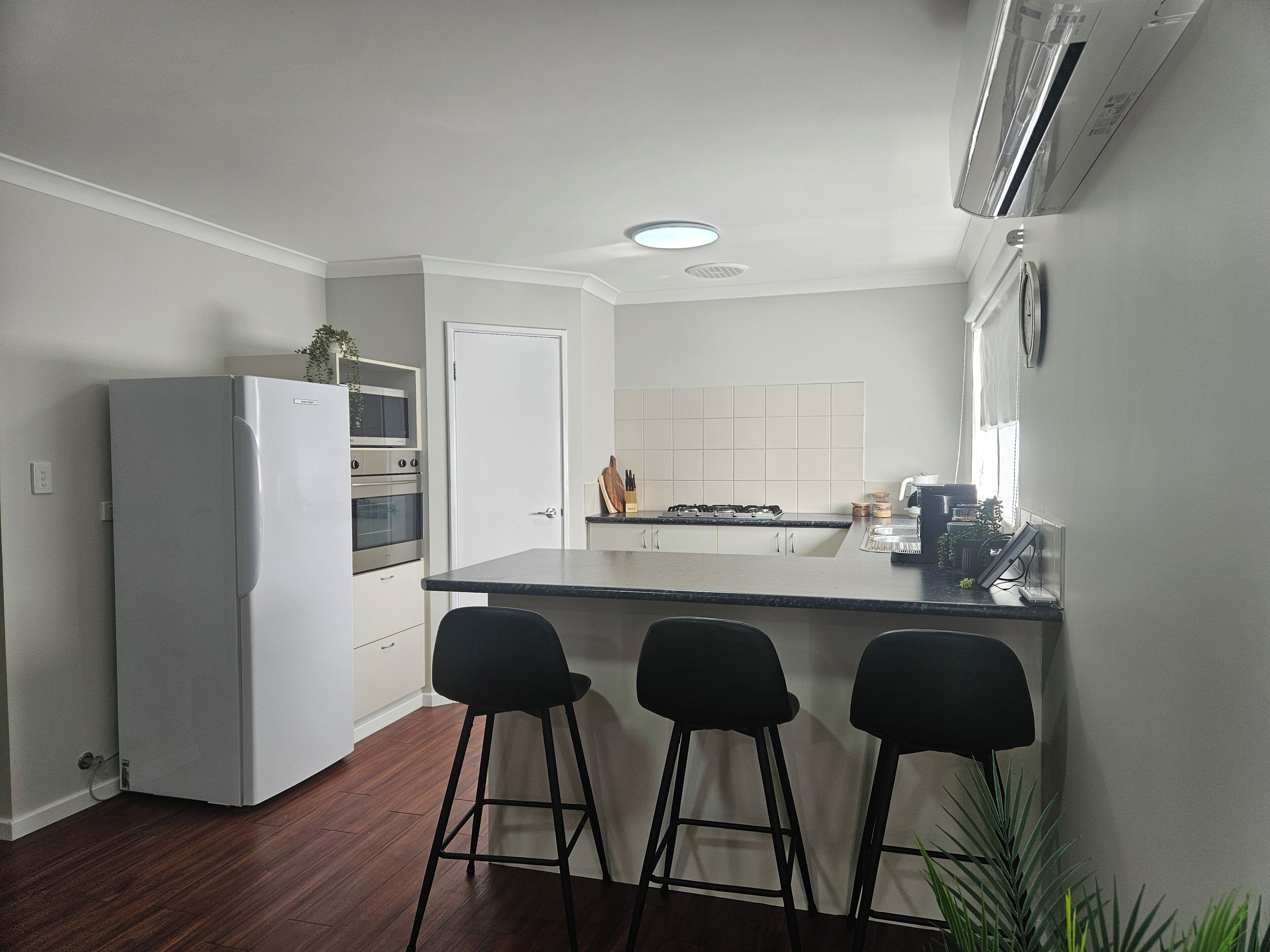 Refrigerador, microondas, horno y parrilla de estufa 