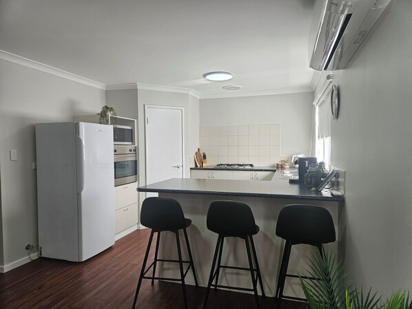 Fridge, microwave, oven, stovetop - Coopers Inn (Walpole)