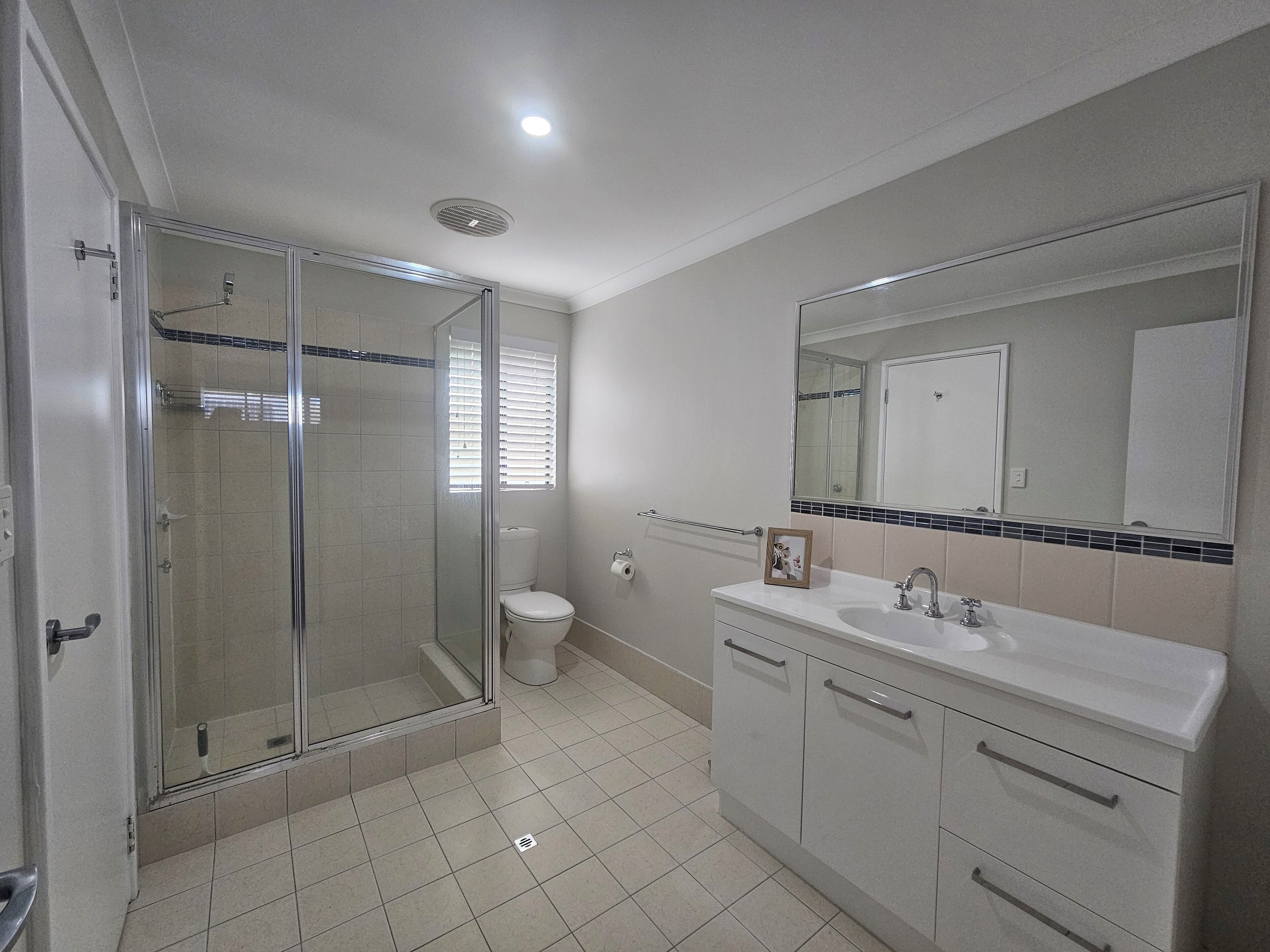 Douche, serviettes fournies, papier toilette
