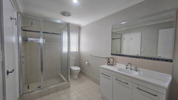 Douche, serviettes fournies, papier toilette