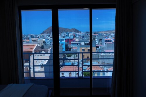 Spacious & Stylish 1BR Retreat Prime Location with AC WiFi in Praia