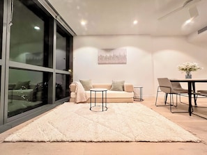 Smart TV - Queen’s Wharf Apt | Luxury| City Views, Pool & Gym (Brisbane City)