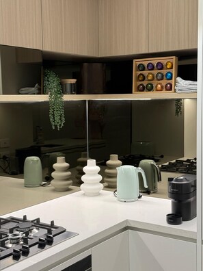 Refrigerador, microondas, horno y parrilla de estufa