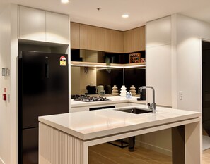 Frigorifero, microonde, forno, piano cottura