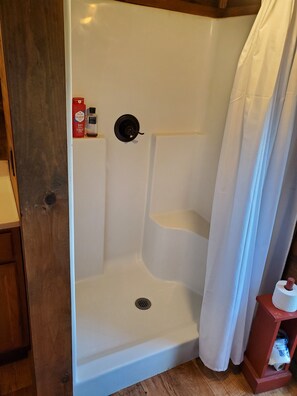 Douche, serviettes fournies, savon, papier toilette
