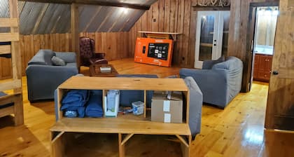 Charming 3-bedroom barn in quaint Winona with AC