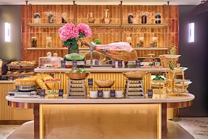 Café da manhã com buffet grátis todos os dias