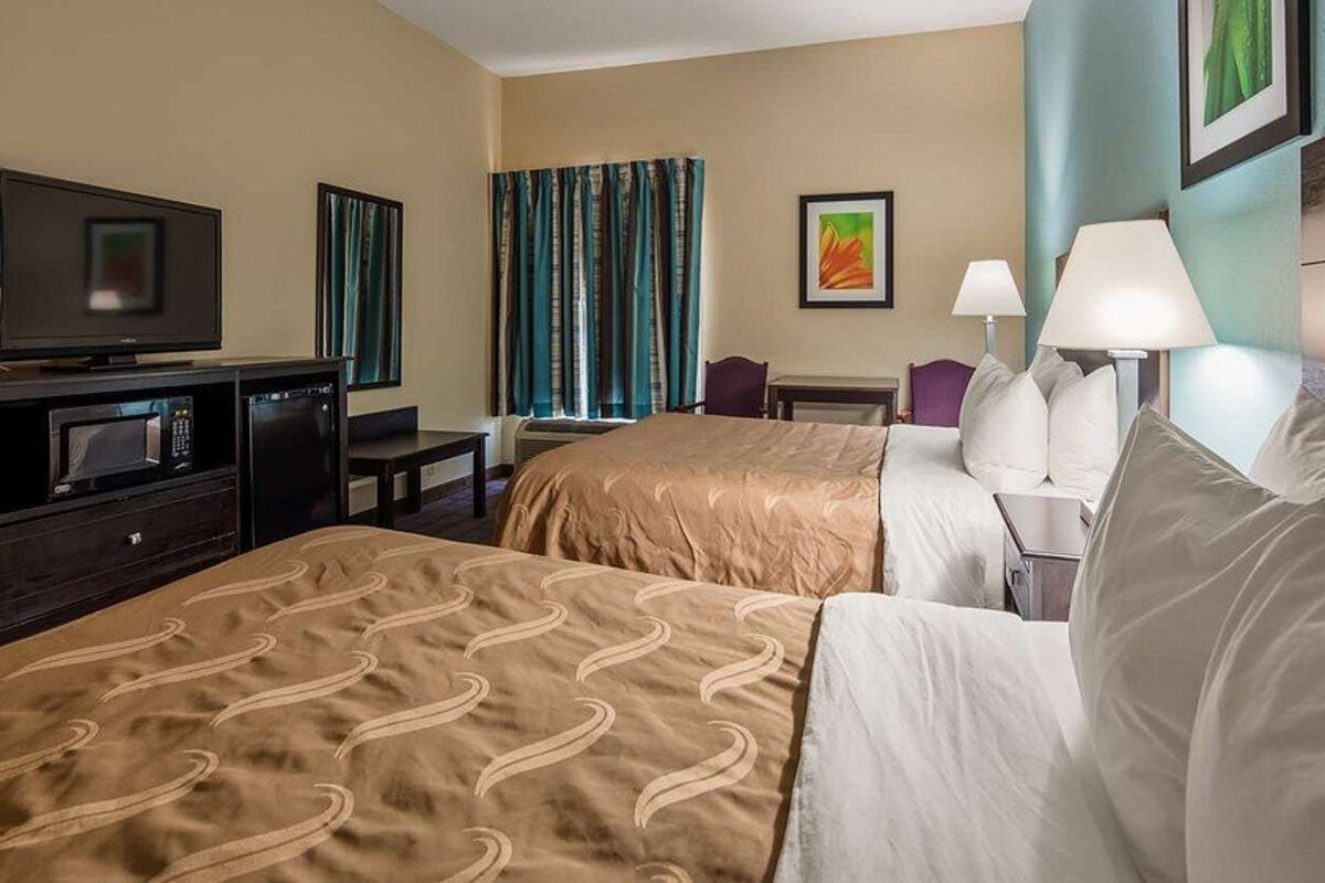 NON SMOKING 2 QUEEN BEDS 2 ADULTS 2 CHILDREN