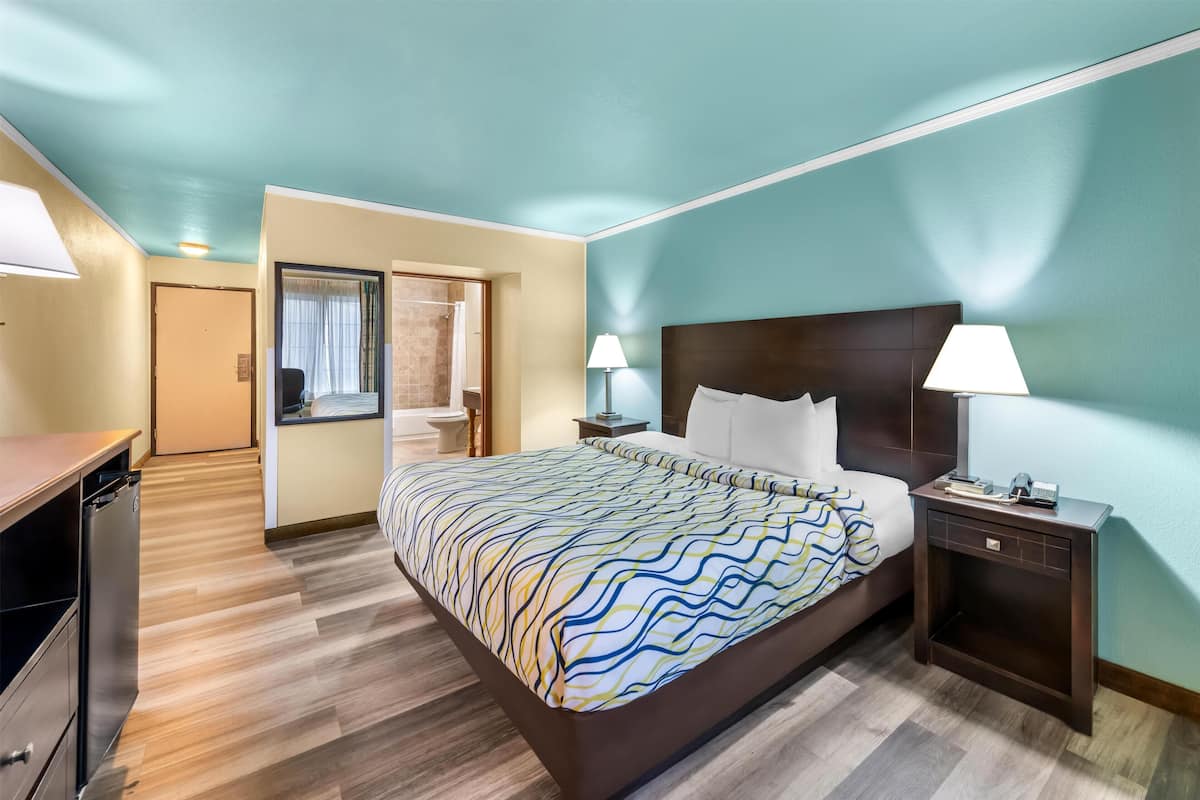 Habitación, 1 cama King size | Caja de seguridad en la habitación y espacio para trabajar con laptop